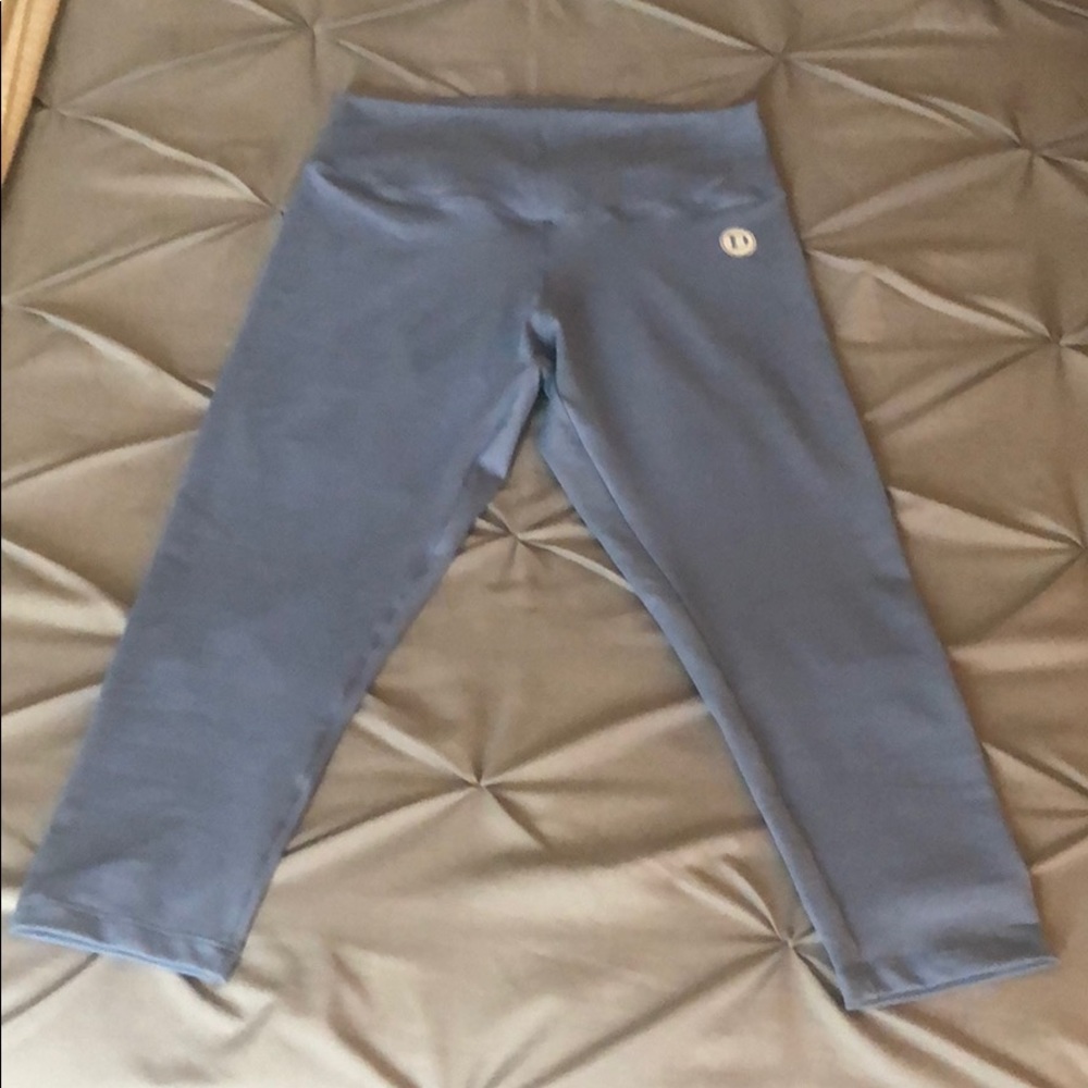 NWOT D’Tinas Capri Leggings